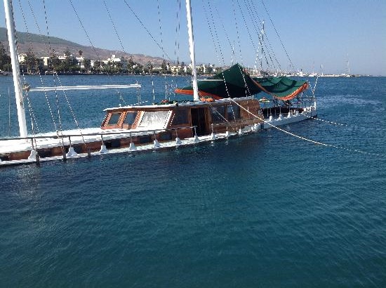 Migrant vessel sinking in harbor